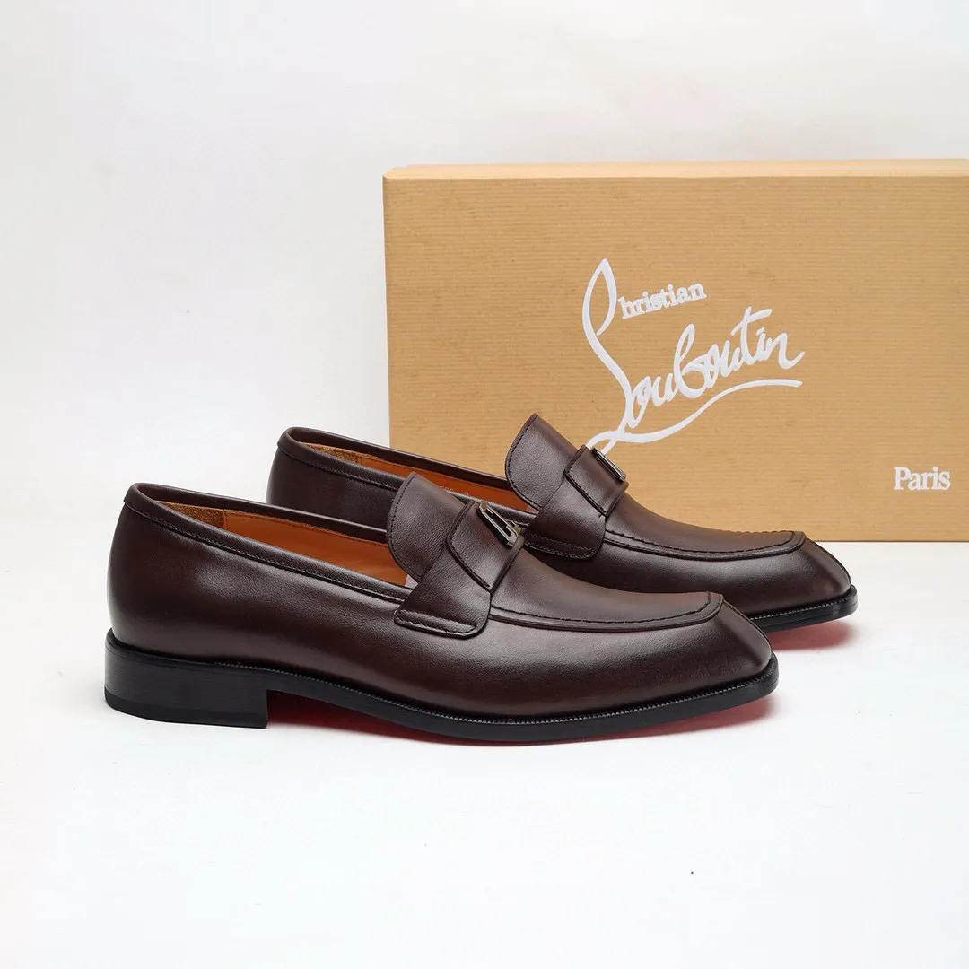 Batch 1,080 yuan 💰••New real shots••CL～High-end men’s 👔casual•loafers with red soles! ••🆑Genuine and top-quality goods from original orders ••✅💯 Purchase goods from top-quality original orders! Original imported patterned cowhide ➕Imported cowhide lining ➕Cowhide feet ➕Original leather outsole~🉑️Feel free to compare the authentic ones! Size: 38-44 (45.46.47 can be customized)